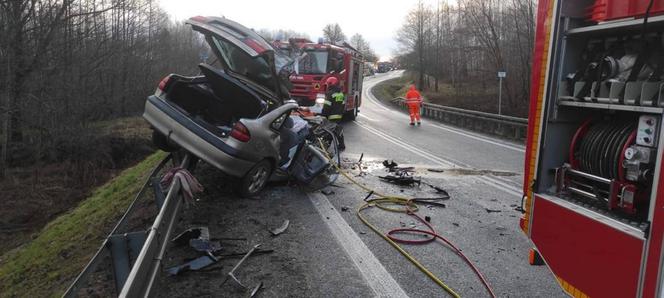 Koszmar na drodze. Roztrzaskali się czołowo o piaskarkę. W osobówce było 5 osób