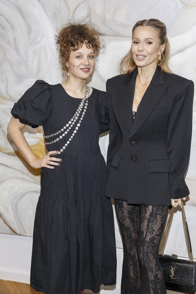 Ściśnięty biust i koronki. Tak Doda zaprezentowała się na wernisażu obrazów, dla których była inspiracją!