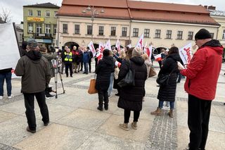 Pikieta w Kielcach przeciw zwolnieniom w MOPR