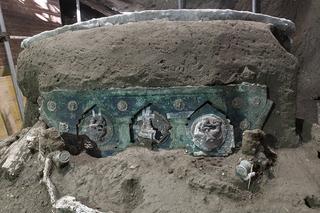 Pompeje. Sztab naukowców odkrył rydwan w Pompejach 