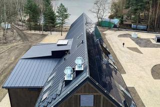 Nowoczesna stodoła w Dąbrowie Górniczej. Pasywna, z solarnym dachem, nad brzegiem jeziora