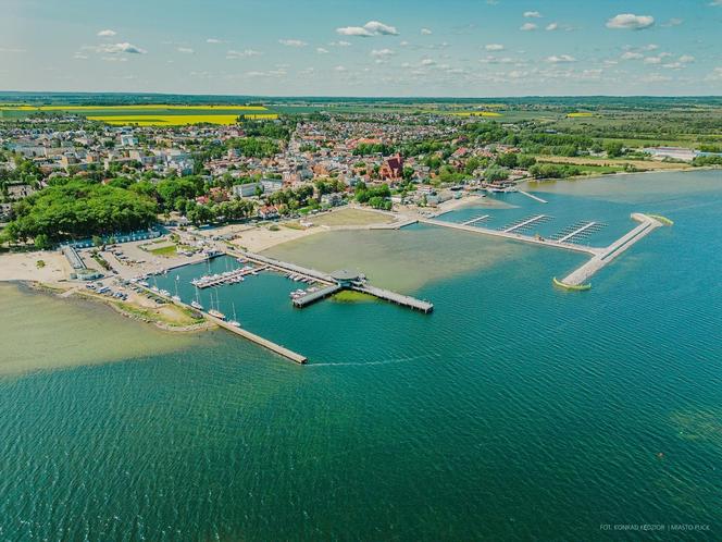 Wakacje 2024 w Pucku. Jakie gwiazdy pojawią się na zielnej plaży? 