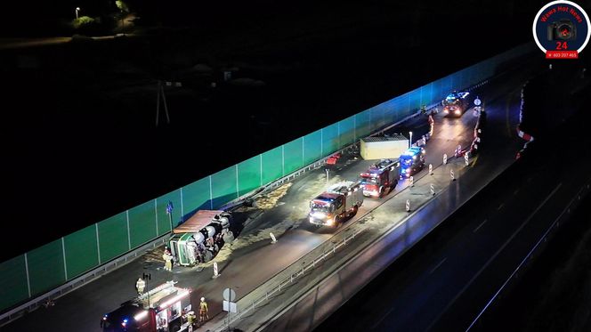 Wypadke na S7. Wjechał na remontowaną drogę. Wielka ciężarówka runęła na bok
