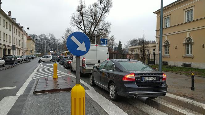 Pechowy znak na Dobrej. Kierowcy uderzyli w niego 50 razy w półtora roku! [GALERIA, WIDEO]