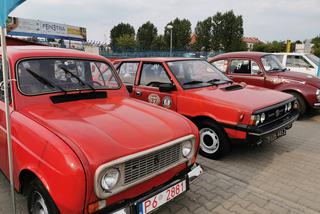 Wystawa zabytkowych samochodów i motocykli oraz aut terenowych w Ostrowie Wielkopolskim.