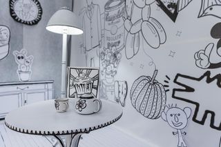 Czarno-biała kolorowanka w lokalu wyborczym w Czerwonaku