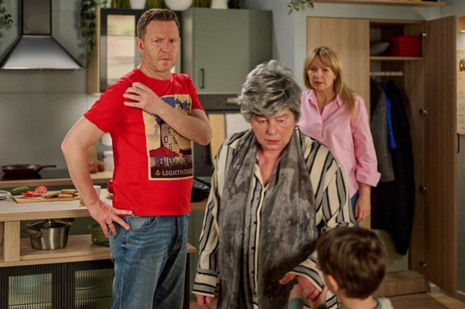 Na Wspólnej odc. 4033. Sabina Szulc (Małgorzata Duda-Kozera), Wojtek (Wojciech Błach), Żaneta (Anna Guzik), Ludwiczek (Gustaw Marczak)