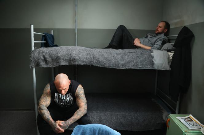 Na Wspólnej odc. 3475. Paweł Wójcik (Grzegorz Kwiecień), więzień (Paweł Bodych) 