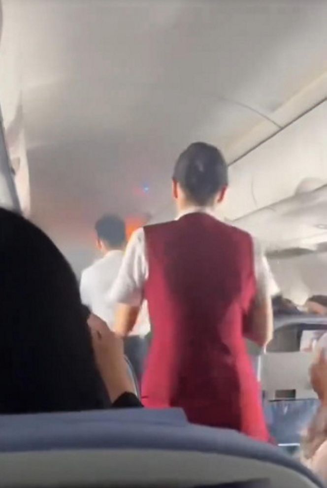 Pożar w samolocie pełnym ludzi! Płomienie buchały tuż nad głowami