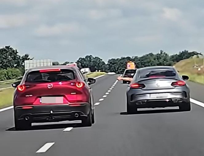 Kierowca mercedesa terroryzuje innych kierowców na autostradzie A4