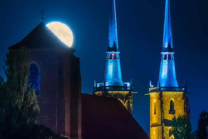 Przyczajony Księżyc w towarzystwie wrocławskich wież