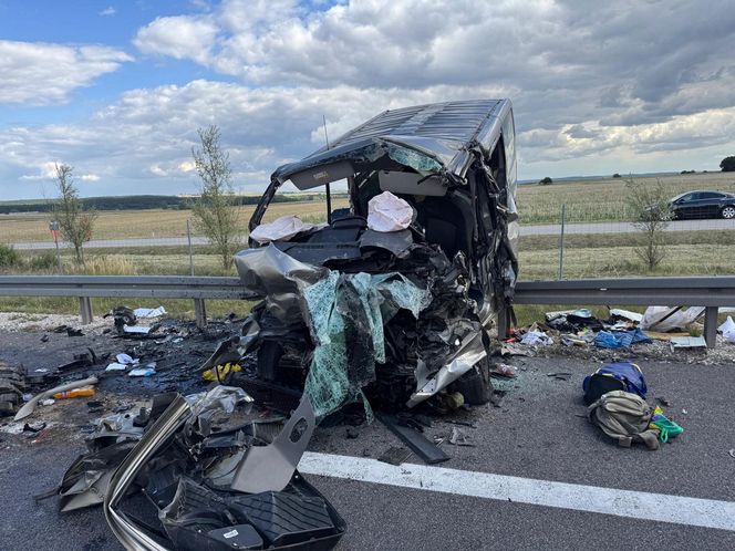 Tragedia na S7 pod Jędrzejowem. Cztery osoby zginęły w zderzeniu busa z ciągnikiem rolniczym [ZDJĘCIA].