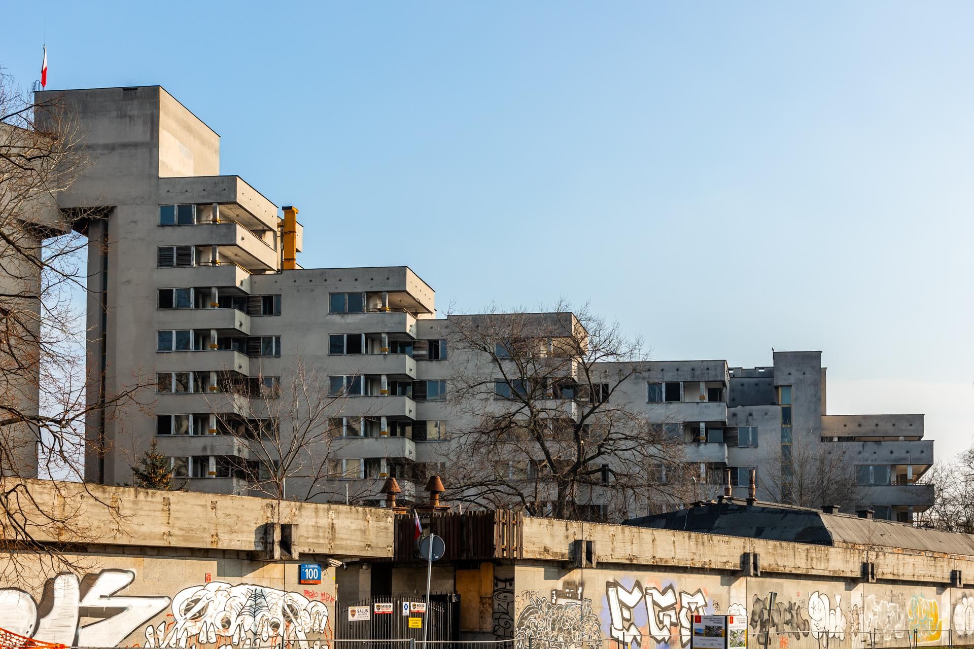 Szpiegowo, blok na Sobieskiego 100 w Warszawie