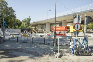 Otwarcie wiaduktu na Trasie Łazienkowskiej kilka miesięcy wcześniej. Już kładą asfalt!