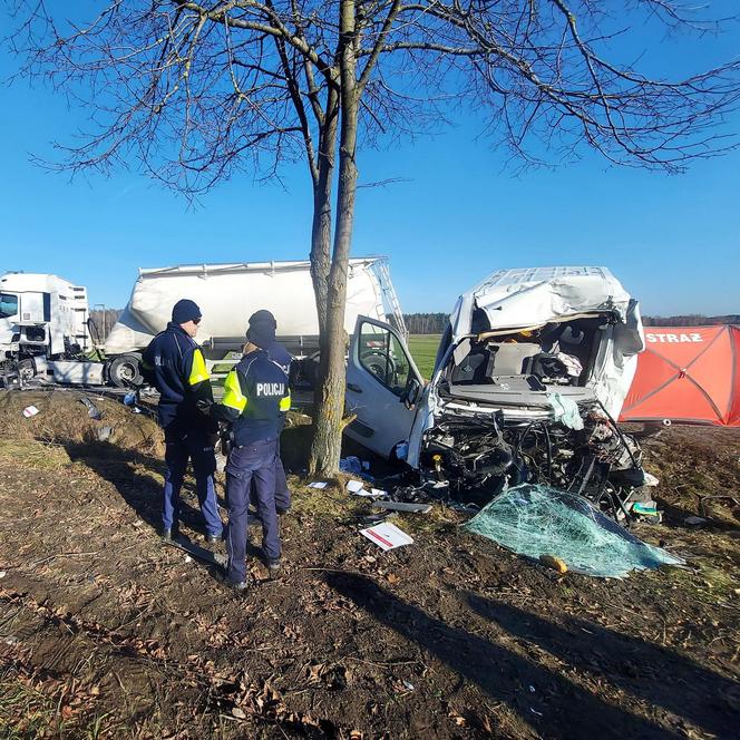 Śmiertelny wypadek pod Opocznem. 39-latek z busa nie przeżył zderzenia z tirem [ZDJĘCIA]