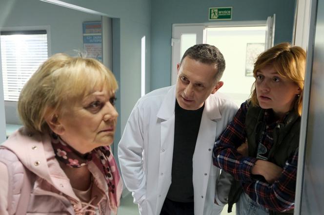 M jak miłość odc. 1605. Kisielowa (Małgorzata Rożniatowska), Ula (Iga Krefft), Artur Rogowski (Robert Moskwa)