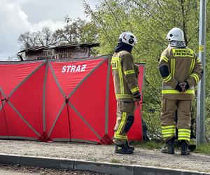 Ludzkie zwłoki w stawie pod Płońskiem. Strażacy wyłowili je z wody, na miejscu jest prokurator