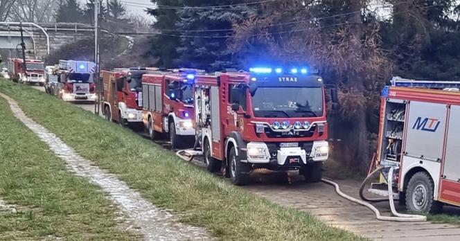 Wielki pożar domu w Glinkach pod Otwockiem. Poparzoną kobietę zabrał śmigłowiec LPR