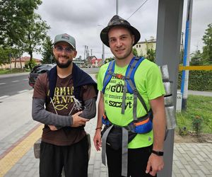 Szli bez pieniędzy i telefonów. Niezwykła pielgrzymka mężczyzn