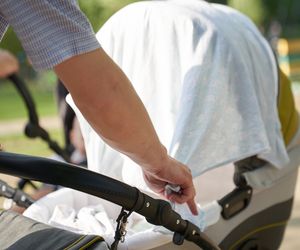 W czasie upału rodzice non stop popełniają ten błąd. Narażają dzieci na śmierć w męczarniach!