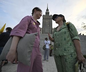 Przeszli przez Warszawę w piżamach i kapciach. Krzyczeli Chcemy spać!