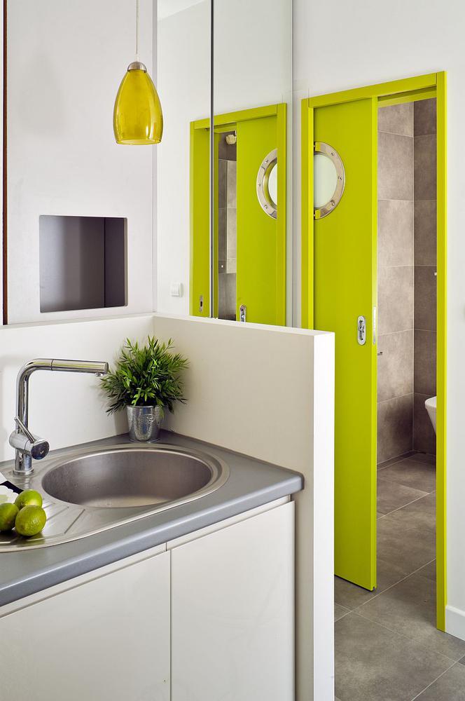 Zielono-limonkowe wejście do łazienki