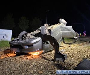 Wypadek i dachowanie na Lotniczej. Jeden kierowca nie żyje, drugi był pijany 