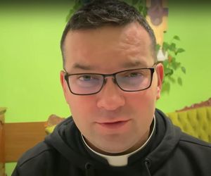 Czy można nosić czapkę, gdy w kościele jest zimno? Ksiądz rozpoczął dyskusję!