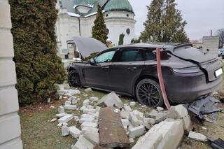 Luszowice. Ogrodzenie kościoła zdemolowane przez porsche panamera. Autem podróżowały dzieci
