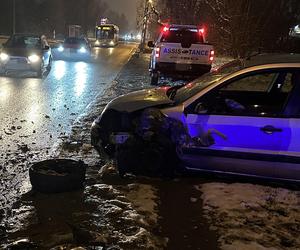 Warszawa. Czołowe zderzenie osobówek w Rembertowie. Jedna osoba trafiła do szpitala 