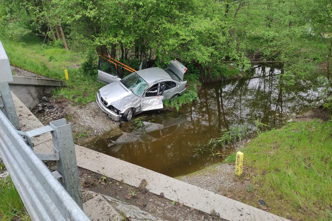 BMW wpadło do rzeki! Jedna osoba w szpitalu. Niebezpieczny wypadek koło Wągrowca