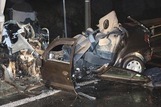 Przywalił w most i po aucie