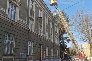 Bielsko-Biała. Bryły lodu runęły z dachu na dwie dziewczynki. 14-latka z rozciętą głową trafiła do szpitala