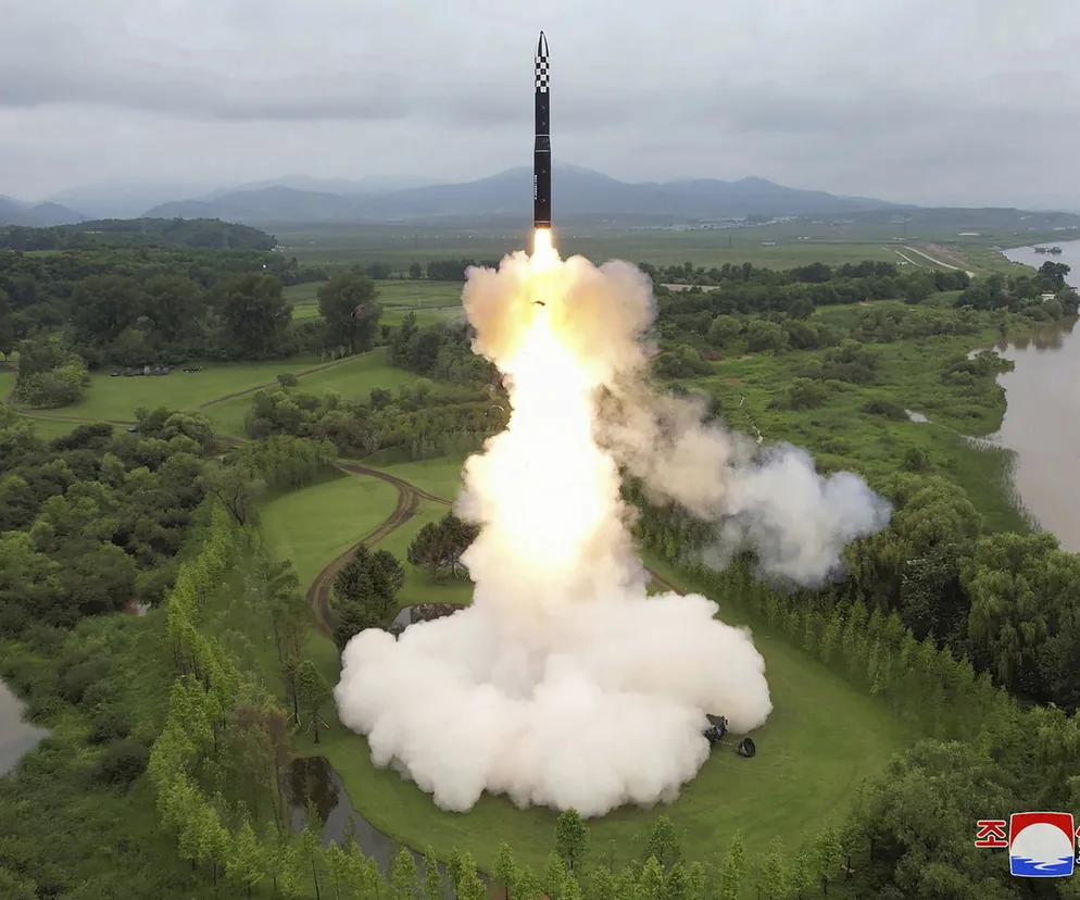 Rekordowy lot koreańskiej rakiety balistycznej. Czy Kim Dzong Un zawdzięcza sukces technologii z Rosji?