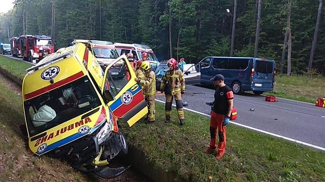 Karetka zderzyła się z samochodem! Poważny wypadek między Iławą a Sampławą