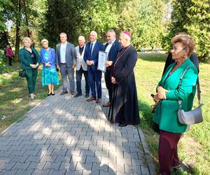 Trzy młode buki purpurowe na Skwerze Leśników Polskich wspólnie zasadzili pracownicy Nadleśnictwa Siedlce i Lasów Państwowych, władze miasta Siedlce i radni.