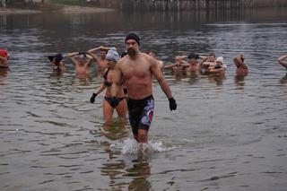 Bydgoskie Morsy wskoczyły do jeziora w Pieckach! [ZDJĘCIA]