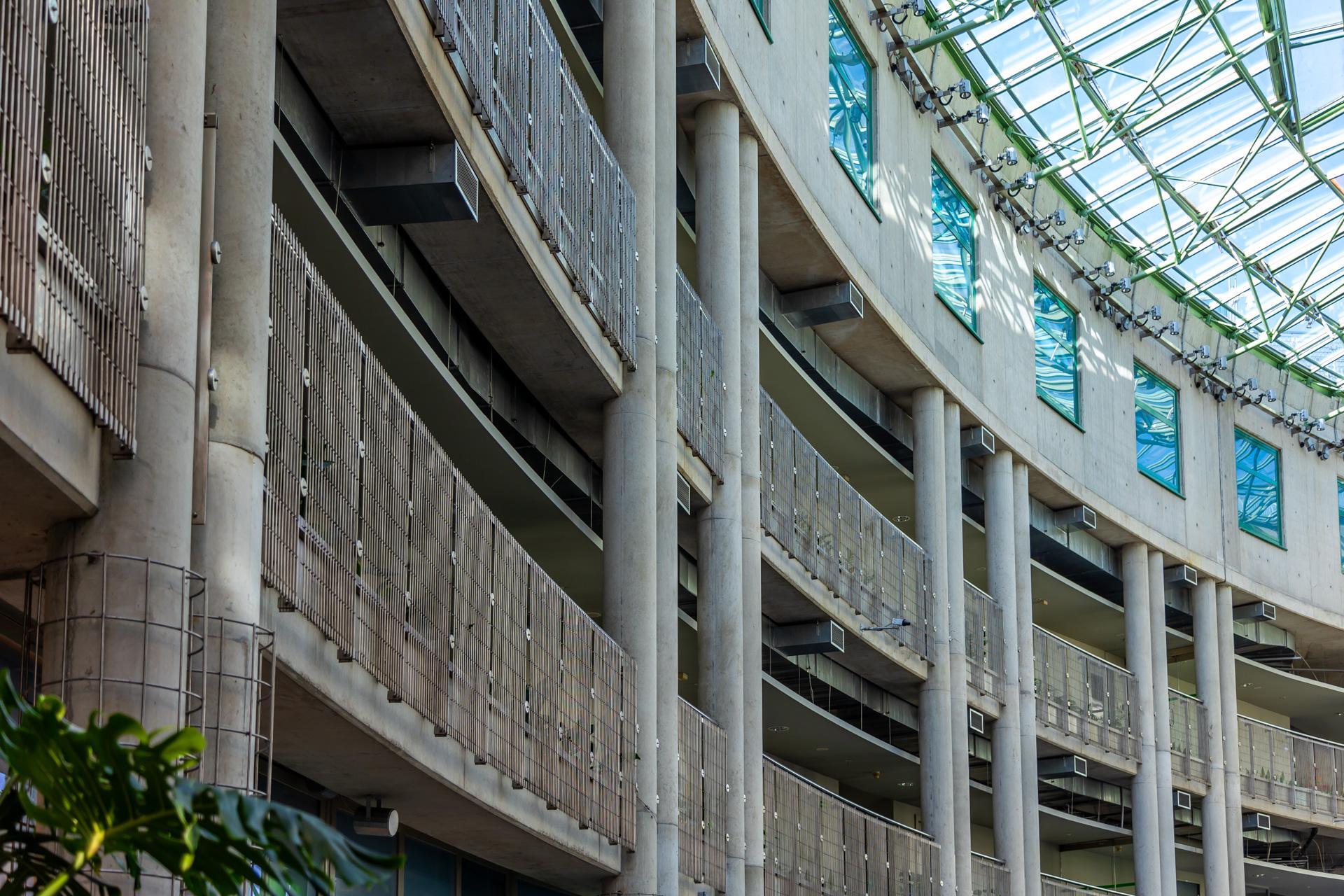 Biblioteka Uniwersytecka w Warszawie - zdjęcia. Zobacz postmodernistyczną ikonę, którą kiedyś uznawano za kicz
