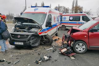 Kraków. Wypadek karetki jadącej na sygnale z pacjentem. Jedna osoba jest poszkodowana