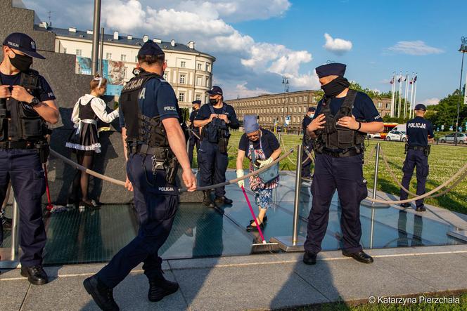 Pomnik Smoleński. Policjanci bezradnie ale ze stoickim spokojem patrzyli jak mop śmiga im wokół butów