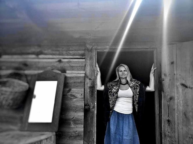 Marzenia trzeba realizować. Monika Dygas realizuje je krok po kroku. Chata Szeptuchy już stoi