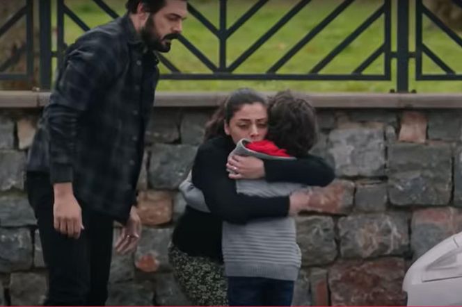 Yaman uratuje bratanka przed wyjściem na ruchliwą jezdnię 