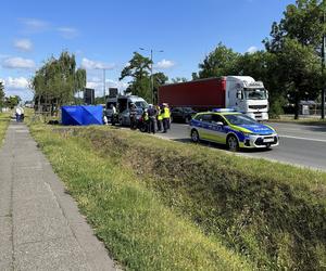 Śmiertelny wypadek na Białołęce. Wyleciał z pojazdu i uderzył w znak drogowy. Motocyklista zginął na miejscu