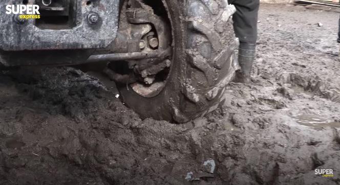 Rolnicy. Podlasie. Słynne błoto na podwórku Gienka i Andrzeja z Plutycz. Koszmar! Nie da się chodzić