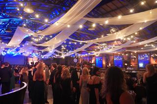 Studniówka w V Liceum Ogólnokształcącym w Krakowie. Tak bawili się uczniowie drugiej szkoły w Polsce! 