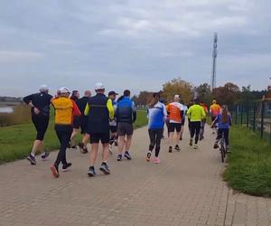 W 10 dni zrobił 10 Maratonów dla Madzi. Biegał między innymi nad zalewem w Rydzynie