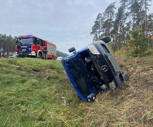 Wypadek na S10 w Brzozie. Auto przewróciło się na bok