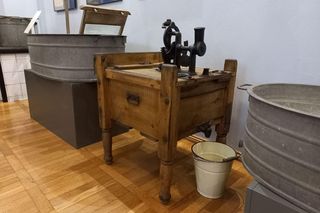 W Muzeum Okręgowym w Lesznie suszą stare gacie na sznurku! Nowa wystawa o... bieliźnie