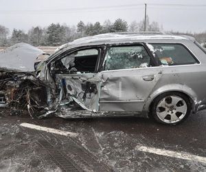 Masakra na DK-19! Audi wbiło się w ciężarówkę, auto jest zmiażdżone