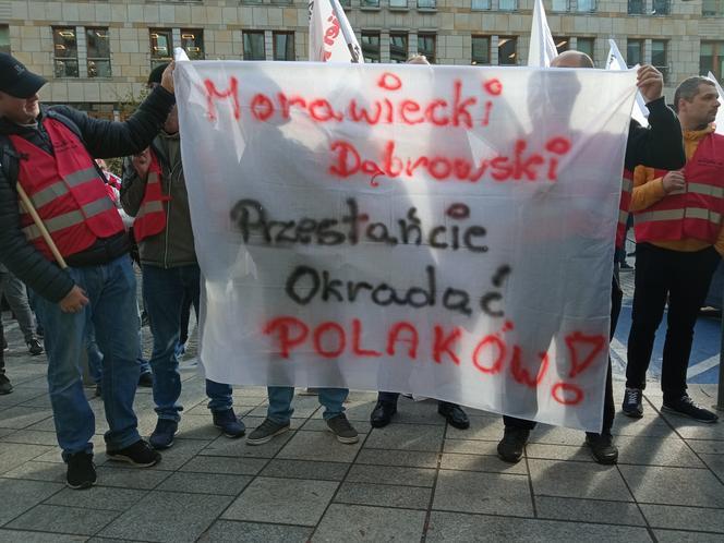 Górnicy protestowali w Warszawie pod siedzibą PGE. Wystawiono świńskie łby